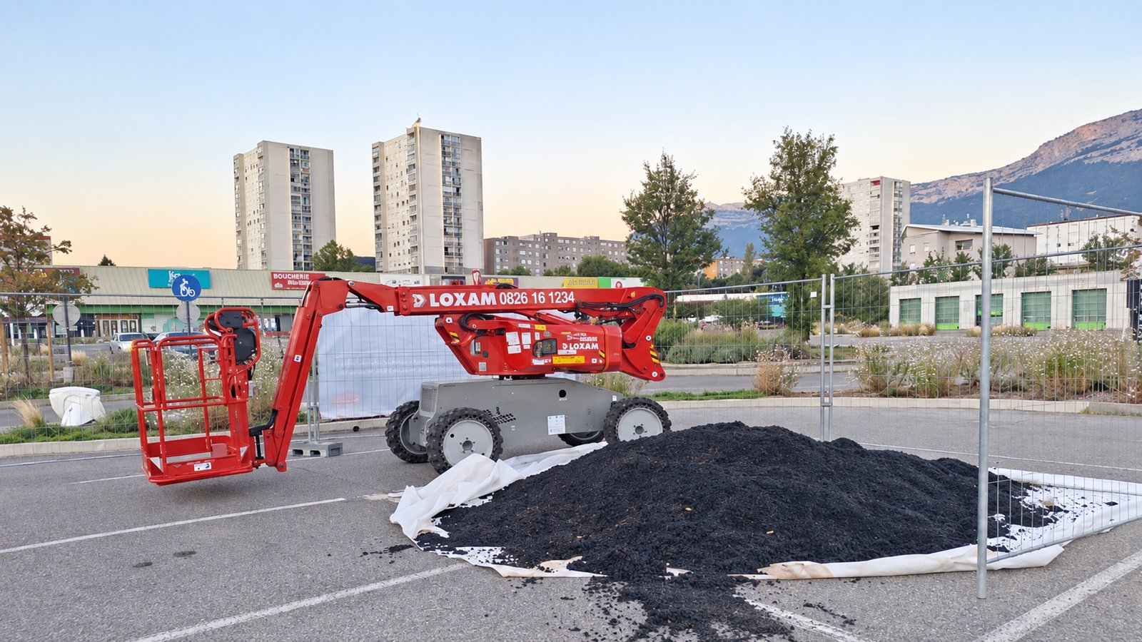 Clôture de chantier et nacelle à l'aube, Échirolles