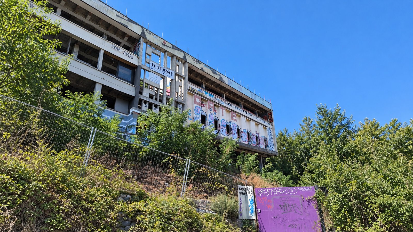 Chantier de construction en ville à Grenoble, façade et clôtures, gardé la nuit du 14 juillet
