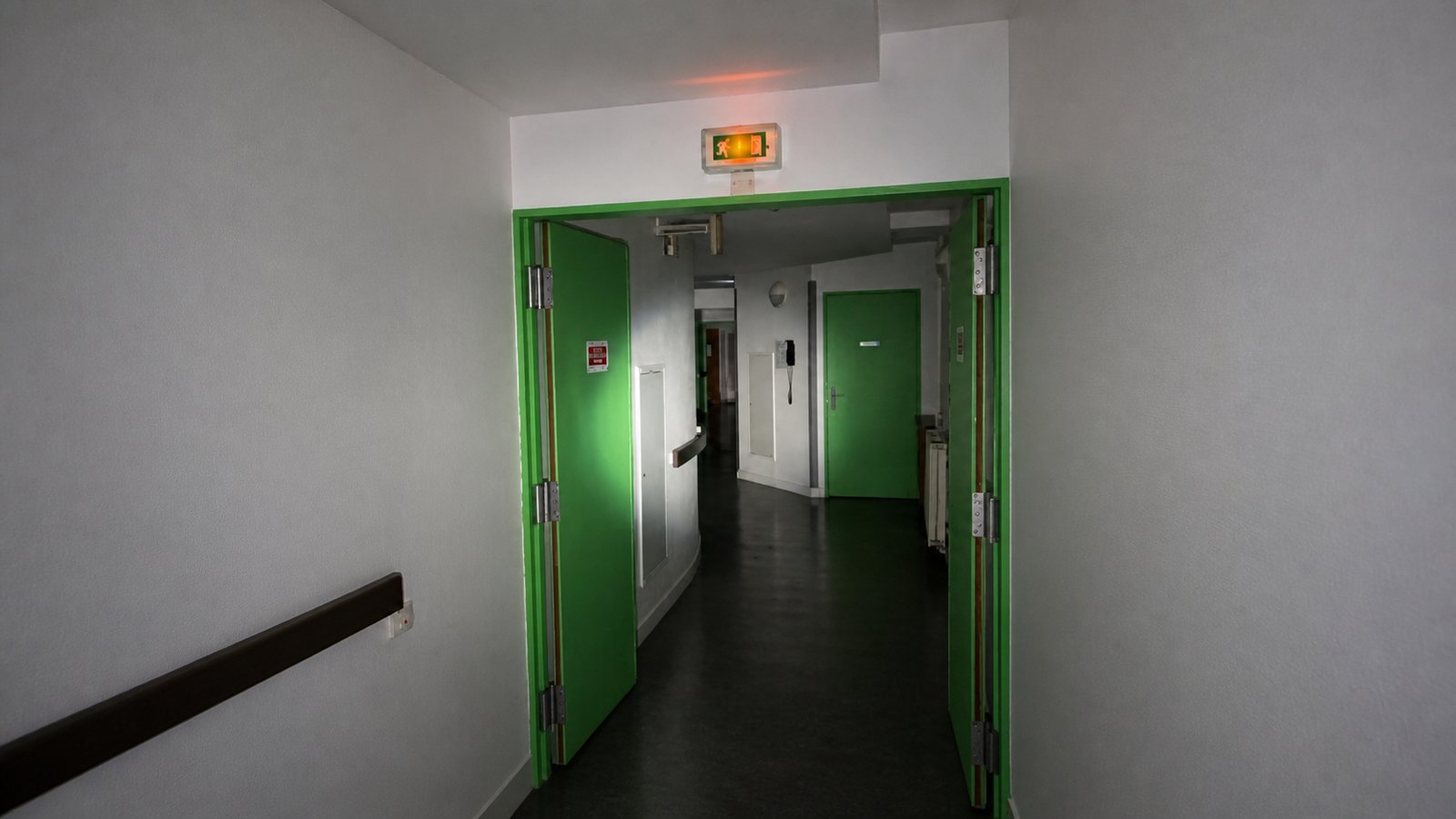 Couloir d'un établissement de santé fermé la nuit, contrôlé pendant une ronde
