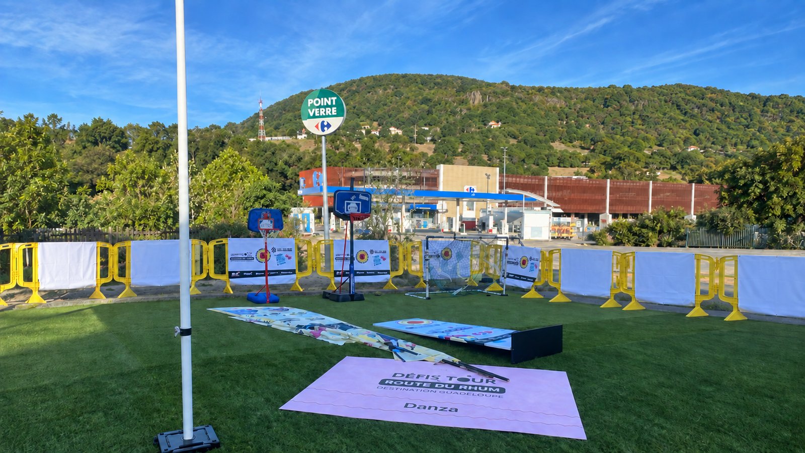 Structures et stands d'un événement montés sur le parking d’une enseigne commerciale de Voiron