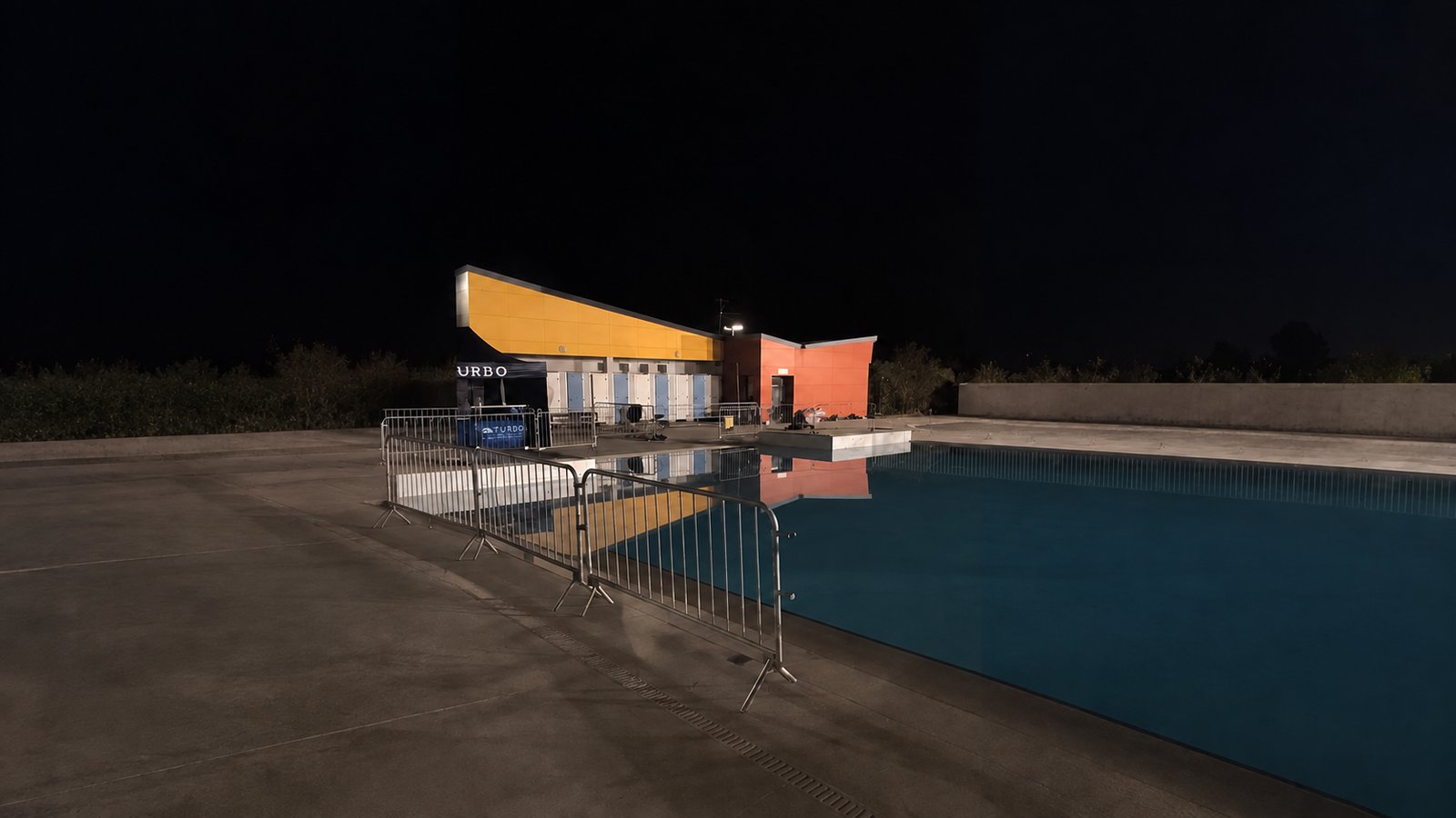 Abords de la piscine municipale de Tullins et installations d'un événement du club de natation, en soirée